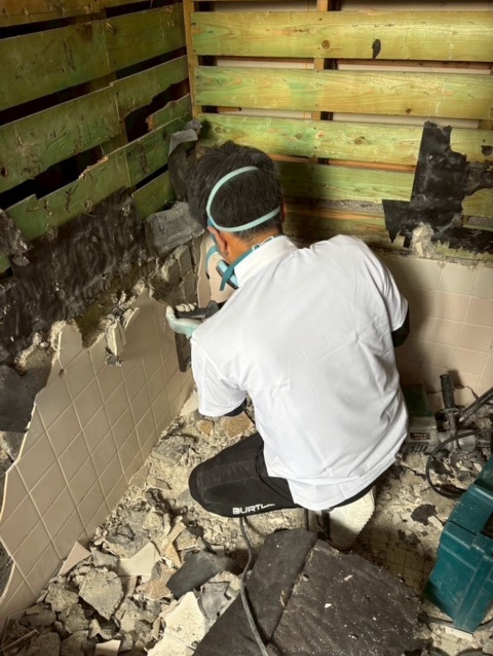 播磨町浴室リフォーム　タイル解体