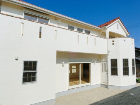 アンティーク家具が似合う明るい家