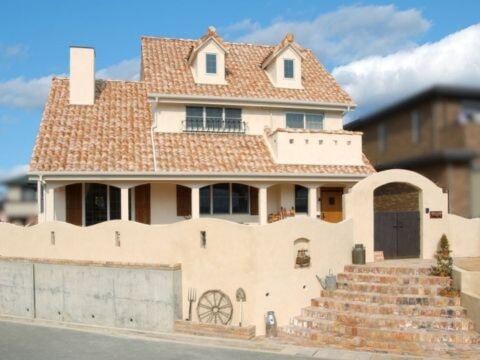 スペイン瓦が印象的な家