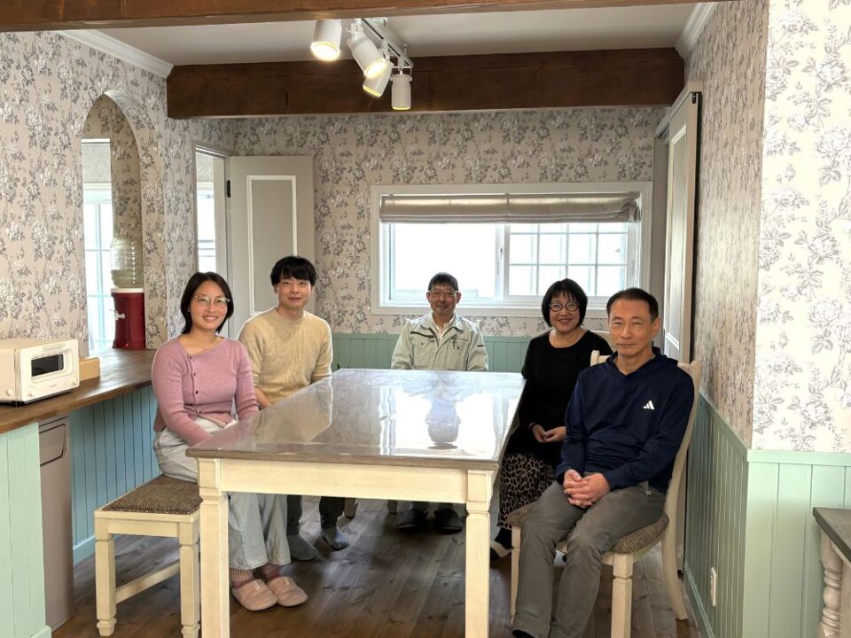 あったかリノベーションしたご家族と株式会社ケーアイリビング社長の写真