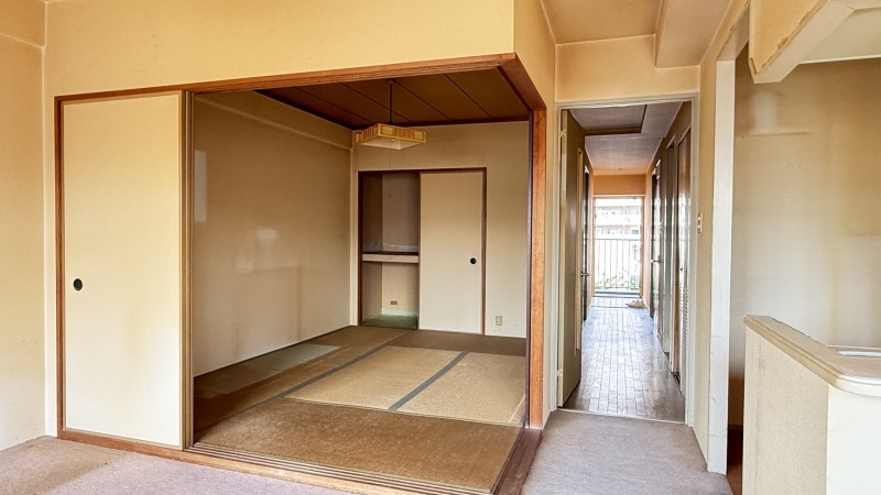 廊下から見える玄関と和室