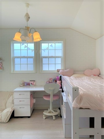 窓もかわいい子ども部屋