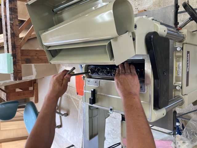 自動カンナメンテナンス作業中
