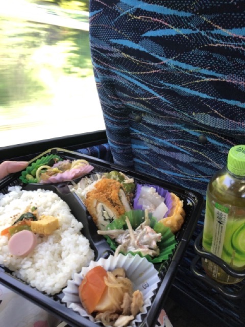 バスでお弁当