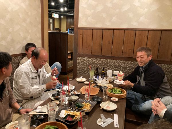 ワイワイとパフェを食べる