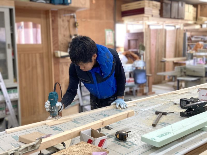 工房で作業中の大工