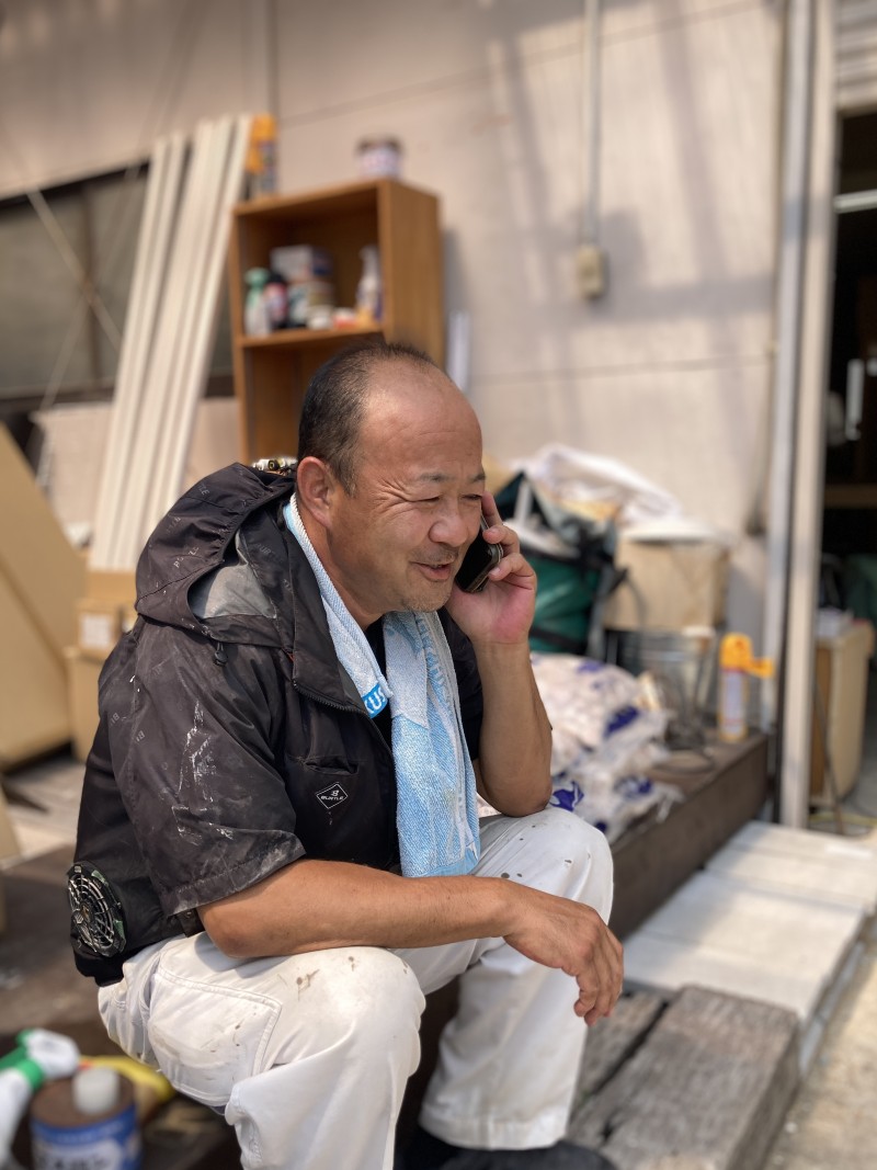 電話中の現場監督