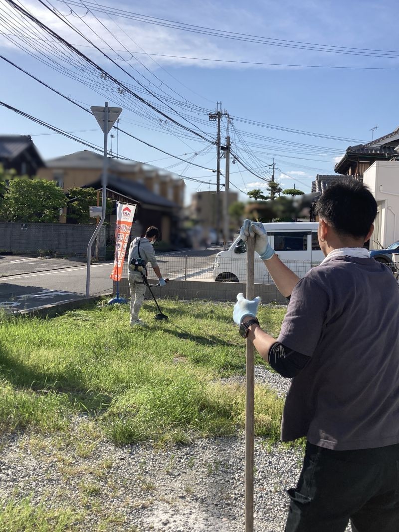 手分けして草刈りする大工さん達