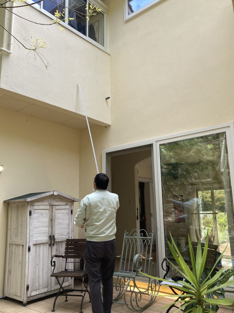 社長が高さを計測中