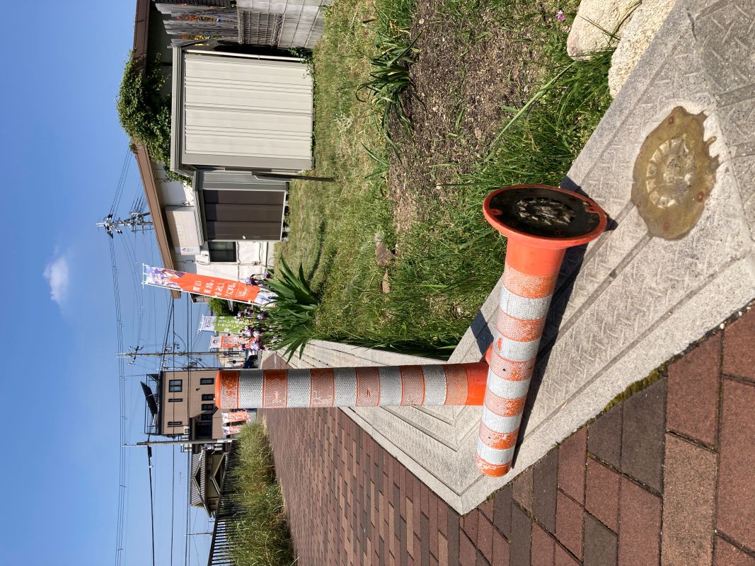 折れたオレンジポール