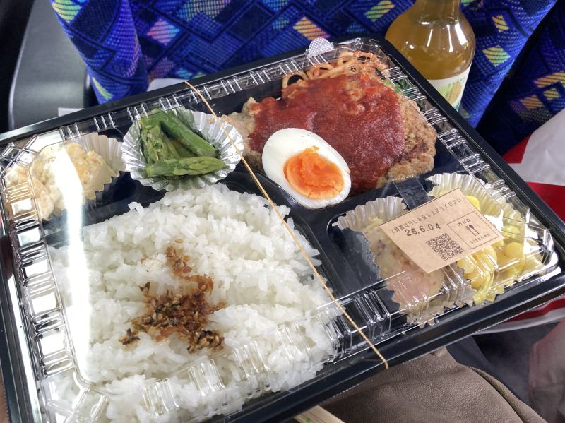 バス車内で昼食