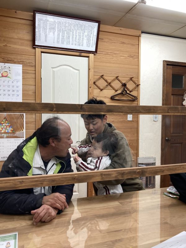 子どもがアーンとお菓子を差し出します