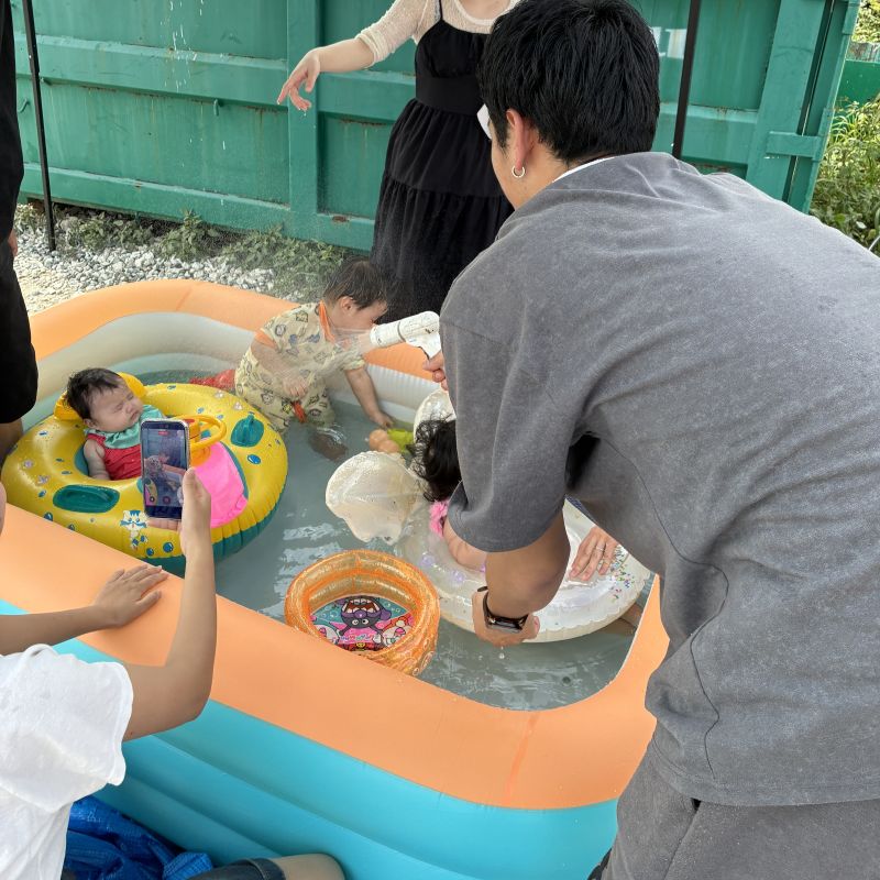 シャワーを浴びるこども