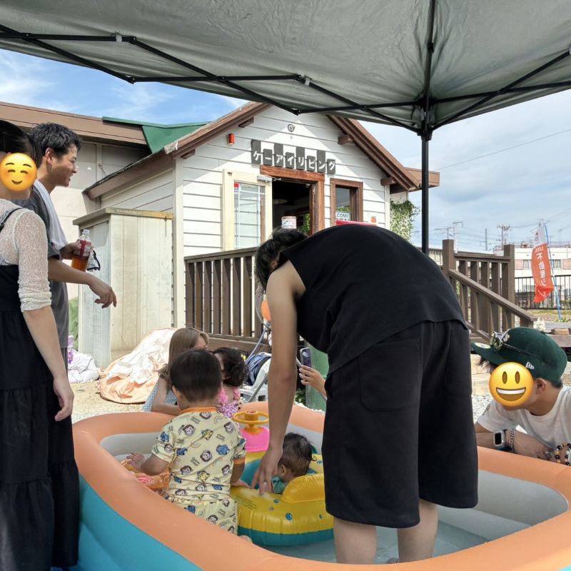 こどもたちはいとこと水遊び
