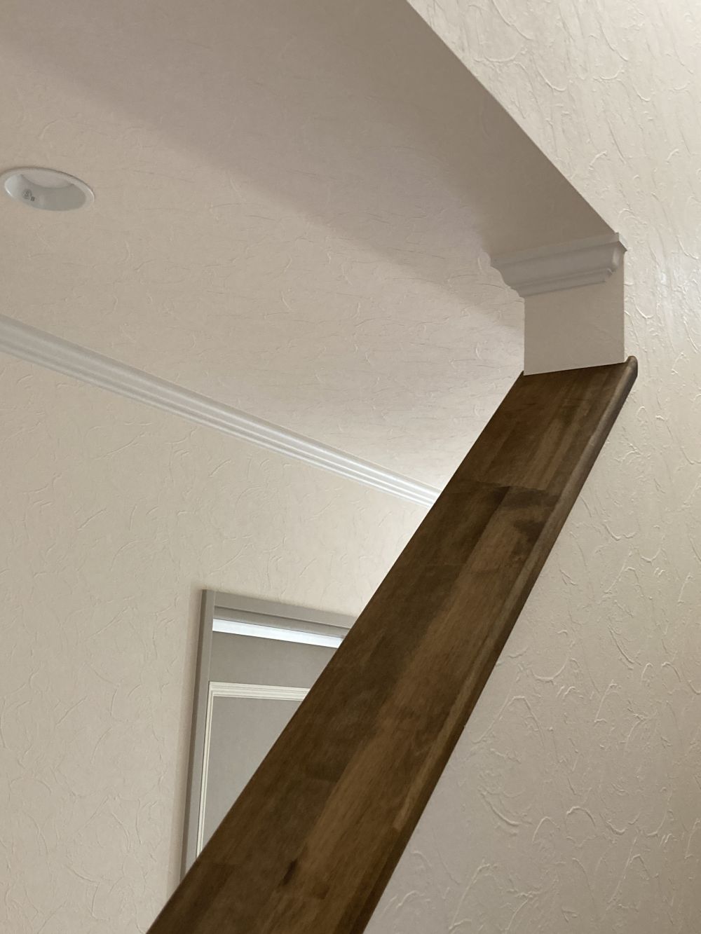 クラウンと無垢材の手すり