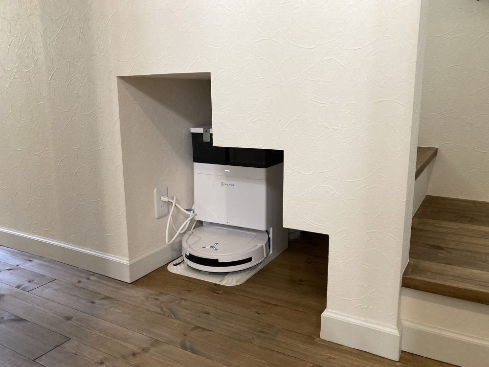 階段下にお掃除ロボットの基地を設置