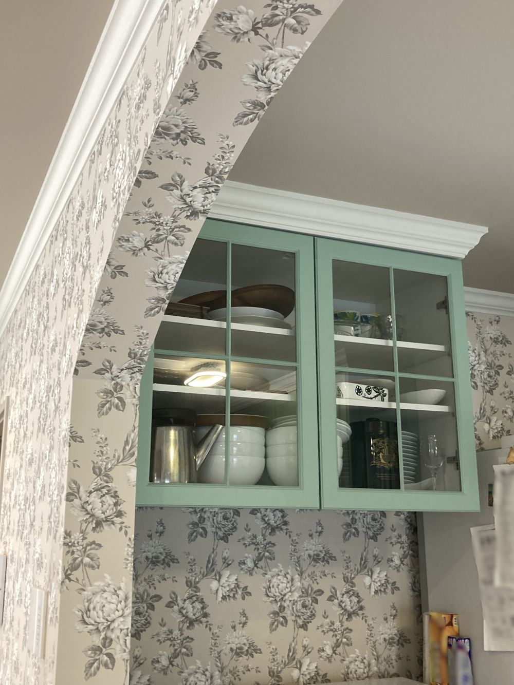 アーチの間仕切りと造作家具